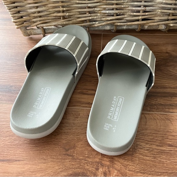 Primark memory foam gray and white slides - Picture 2 of 5